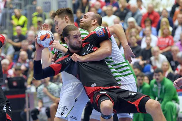 Olle Forsell Schefvert (MT Melsungen 25) (am Ball), David Debreczeni (FTC-Green Collect 23) (R), Miklos Karai (FTC-Green Collect 34) (hinten) , GER, MT Melsungen - Ferencvarosi Torna Club Green Collect Budapest (HUN)l, Handball, EHF European League Maenner, Group Matches, Saison 2025 2026, 11.11.2025, GER, MT Melsungen - FTC-Green Collect, Handball, EHF Maenner, Group Matches, Saison 2025 2026, 11.11.2025 Kassel Copyright: xEibner-Pressefotox xRolandxSippex EP_RSL