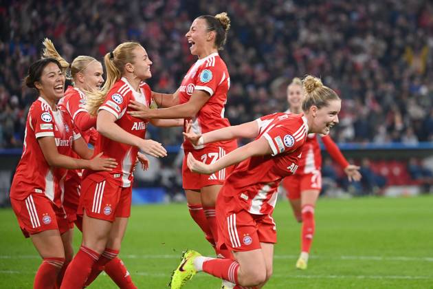 kollektiiver Torjubel um Glodis Perla VIGGOSDOTTIR (FCB( 3.v.li). nach Tor zum 3-2, Jubel,Freude,Begeisterung, Aktion. FC Bayern Muenchen - Arsenal WFC Fussball Champions League der Frauen Matchday 3 am 12.11.2025 A L L I A N Z A R E N A .