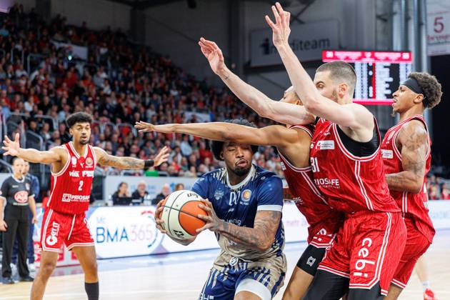 Marcus Weathers (MLP Academics Heidelberg, 00), Austin Crowley (BMA365 Bamberg Baskets, 85), Daniel Keppeler (BMA365 Bamberg Baskets, 31), Demarcus Demonia (BMA365 Bamberg Baskets, 08), BMA365 Bamberg Baskets vs. MLP Academics Heidelberg, Basketball, BBL Pokal, Viertelfinale, 13.11.2025 BMA365 Bamberg Baskets vs. MLP Academics Heidelberg, Basketball, BBL Pokal, Viertelfinale, 13.11.2025 Bamberg Copyright: xEibner-Pressefoto G.xSantemizx EP_EER