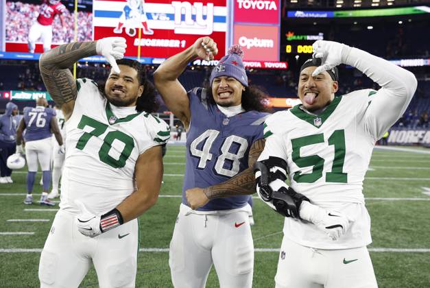 NFL, American Football Herren, USA 2025: Jets Vs Patriots NOV 13 November 13, 2025; Foxborough, MA, USA; New York Jets offensive tackle Armand Membou (70), New England Patriots linebacker Jahlani Tavai (48) and New York Jets linebacker Francisco Mauigoa (51) pose for pictures at the conclusion of the NFL game between New York Jets and New England Patriots at Gillette Stadium in Foxborough, MA. (Credit Image: Anthony Nesmith Cal Media) (Credit Image: Anthony Nesmith Cal Sport Media) Foxborough Massachusetts United States EDITORIAL USE ONLY Copyright: xx ZUMA-20251114_zma_c04_001.jpg AnthonyxNesmithx csmphotothree442624