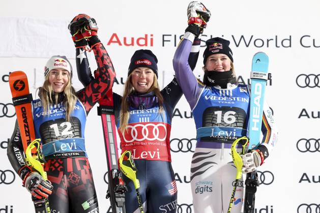ALPINE SKIING - FIS WC Levi LEVI,FINLAND,15.NOV.25 - ALPINE SKIING - FIS World Cup, slalom, ladies. Image shows the rejoicing of Lara Colturi (ALB), Mikaela Shiffrin (USA) and Emma Aicher (GER)..  GEPAxpictures xHaraldxSteiner