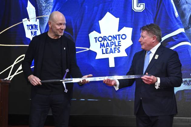 STOCKHOLM, SVERIGE 20251115 Mats Sundin tilldelas Börje Salming Courage Award och far ett svärd av den före detta kanadensisk ishockeymalvakten Glenn Healy. Priset delas ut officiellt i samband med NHL, Eishockey Herren, USA Global Series, vid en gala i spegelsalen pa Grand Hotel i Stockholm under lördagen. STOCKHOLM SVERIGE x10090x