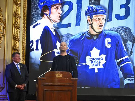 STOCKHOLM, SVERIGE 20251115 Mats Sundin (th) tilldelas Börje Salming Courage Award till vänster star Glenn Healy. Priset delas ut officiellt i samband med NHL, Eishockey Herren, USA Global Series, vid en gala i spegelsalen pa Grand Hotel i Stockholm under lördagen. STOCKHOLM SVERIGE x10090x