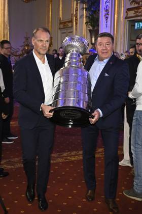 STOCKHOLM, SVERIGE 20251115 Nicklas Lidström och Jari Kurri bär in Stanley Cup-bucklan när Mats Sundin tilldelas Börje Salming Courage Award, som delas ut officiellt i samband med NHL, Eishockey Herren, USA Global Series, vid en gala i spegelsalen pa Grand Hotel i Stockholm under lördagen. STOCKHOLM SVERIGE x10090x