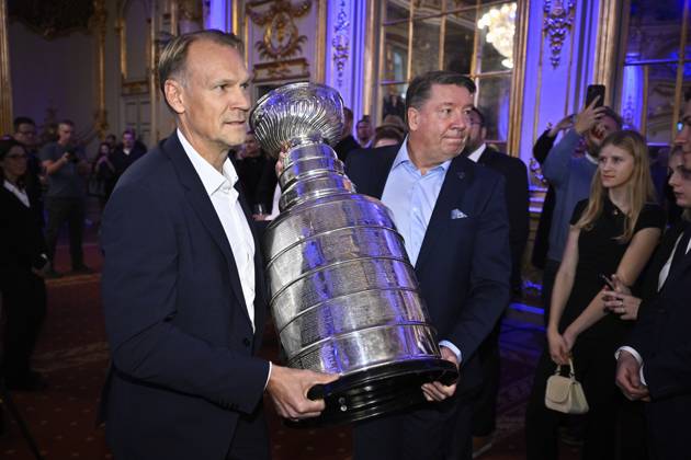STOCKHOLM, SVERIGE 20251115 Nicklas Lidström och Jari Kurri bär in Stanley Cup-bucklan när Mats Sundin tilldelas Börje Salming Courage Award, som delas ut officiellt i samband med NHL, Eishockey Herren, USA Global Series, vid en gala i spegelsalen pa Grand Hotel i Stockholm under lördagen. STOCKHOLM SVERIGE x10090x