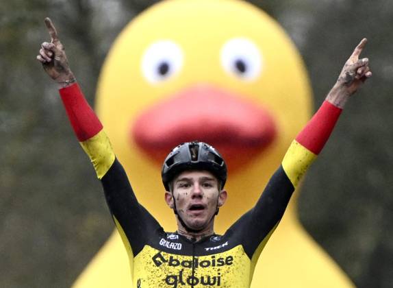 X2O Badkamers Trofee 2025-2026 Hamme HAMME, BELGIUM - NOVEMBER 16 : Nys Thibau of Baloise Glowi Lions wins during the 3rd leg of the Flandriencross X2O Badkamers Trofee 2025-2026 a cyclocross race for Men Elite on November 16, 2025 in Hamme, Belgium, 16 11 2025 ( Hamme Belgium  Copyright: xPeterxDexVoechtx