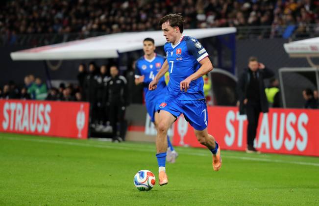 GER, WM-Qualifikation, Deutschland - Slowakei 17.11.2025, Leipzig, Red Bull Arena, GER, Saison 2025, Laenderspiel, WM-Qualifikation Europa, Gruppenphase, 6.Spieltag, Gruppe A Deutschland - Slowakei im Bild Leo Sauer (Slowakei) DFL regulations prohibit any use of photographs as image sequences and or quasi-video