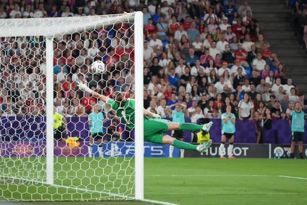 Torfrau Ann-Katrin Berger (Deutschland, 1) holt die Bogenlampe aus dem Tor und verhindert das 1:2 - Basel 19.07.2025: Frankreich vs. Deutschland, St. Jakobs Park, Womens Euro 2025, Viertelfinale