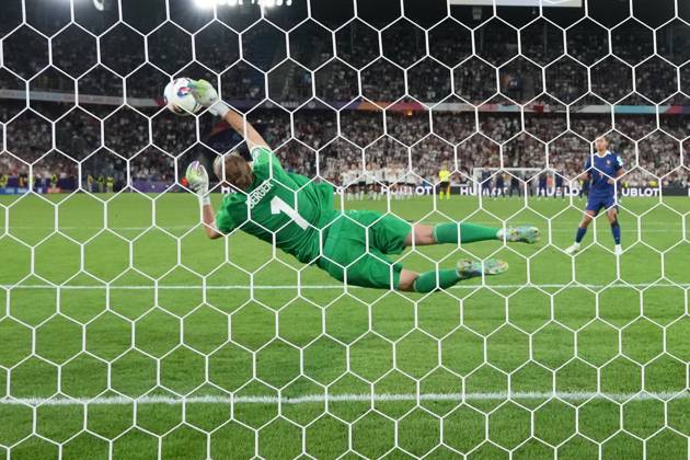 Torfrau Ann-Katrin Berger (Deutschland, 1) haelt den entscheidenden Elfmeter gegen Alice Sombath (Frankreich, France, 4) - Basel 19.07.2025: Frankreich vs. Deutschland, St. Jakobs Park, Womens Euro 2025, Viertelfinale
