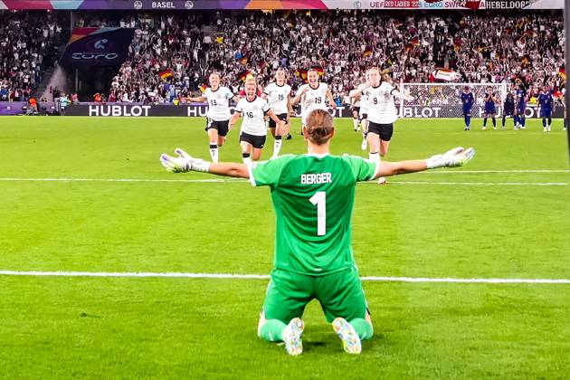 Torfrau Ann-Katrin Berger (Deutschland, 1) haelt im Elfmeterschießen gegen Alice Sombath (Frankreich, France, 4) und bejubelt den Einzug ins EM Halbfinale mit der Mannschaft - Basel 19.07.2025: Frankreich vs. Deutschland, St. Jakobs Park, Womens Euro 2025, Viertelfinale