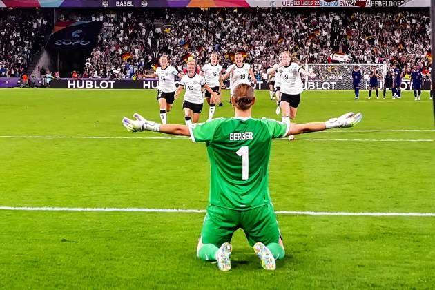 Torfrau Ann-Katrin Berger (Deutschland, 1) haelt im Elfmeterschießen gegen Alice Sombath (Frankreich, France, 4) und bejubelt den Einzug ins EM Halbfinale mit der Mannschaft - Basel 19.07.2025: Frankreich vs. Deutschland, St. Jakobs Park, Womens Euro 2025, Viertelfinale
