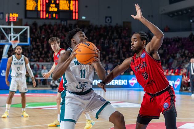 Legia Warszawa - Vilniaus Rytas 18.11.2025 basketball , Warsaw, Basketball Champions League BCL (koszykowka, Liga Mistrzow), game match Legia Warszawa - Vilniaus Rytas image shows: Ben Shungu (L) Jerrick Harding (R) photo Katarzyna Plewczynska Fotostyk Copyright: xKatarzynaxPlewczynskax 20251118FCTKP103