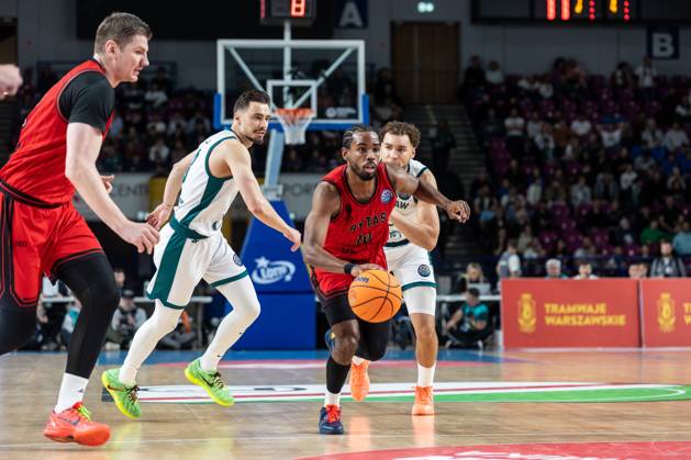 Legia Warszawa - Vilniaus Rytas 18.11.2025 basketball , Warsaw, Basketball Champions League BCL (koszykowka, Liga Mistrzow), game match Legia Warszawa - Vilniaus Rytas image shows: Jerrick Harding (R) Andrzej Pluta (2L) photo Katarzyna Plewczynska Fotostyk Copyright: xKatarzynaxPlewczynskax 20251118FCTKP181
