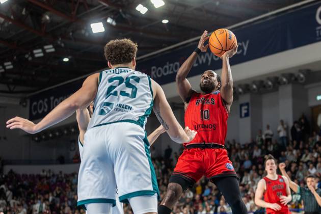 Legia Warszawa - Vilniaus Rytas 18.11.2025 basketball , Warsaw, Basketball Champions League BCL (koszykowka, Liga Mistrzow), game match Legia Warszawa - Vilniaus Rytas ( Vilnius ) image shows: Race Thompson (L) Jerrick Harding (R) photo Katarzyna Plewczynska Fotostyk Copyright: xKatarzynaxPlewczynskax 20251118FCTKP187