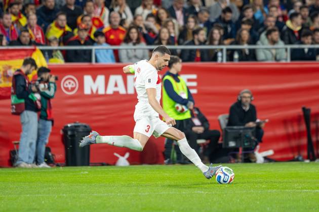 Spain v Turkiye - FIFA World Cup, WM, Weltmeisterschaft, Fussball 2026 Qualifier SEVILLE, SPAIN - NOVEMBER 18: Merih Demiral of Turkye passes the ball during to the FIFA World Cup 2026 qualifier match between Spain and Turkiye at Estadio de La Cartuja on November 18, 2025 in Seville, Spain. (Photos by Gabriel Colchero Photo Players Images Magara Press) Sevilla Estadio de la Cartuja Sevilla Spain Copyright: xGabrielxColcherox