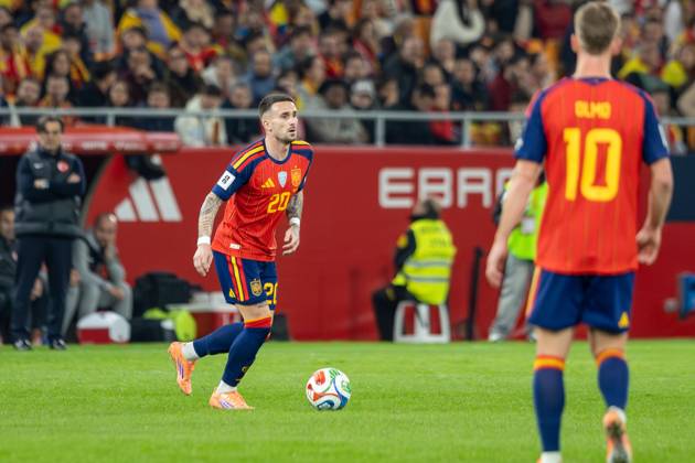 Spain v Turkiye - FIFA World Cup, WM, Weltmeisterschaft, Fussball 2026 Qualifier SEVILLE, SPAIN - NOVEMBER 18: Aleix Garcia Serrano of Spain and Bayer Leverkusen runs with the ball during to the FIFA World Cup 2026 qualifier match between Spain and Turkiye at Estadio de La Cartuja on November 18, 2025 in Seville, Spain. (Photos by Gabriel Colchero Photo Players Images Magara Press) Sevilla Estadio de la Cartuja Sevilla Spain Copyright: xGabrielxColcherox