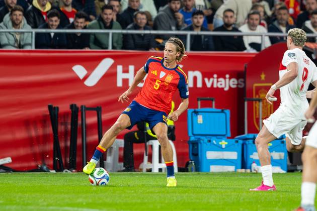 Spain v Turkiye - FIFA World Cup, WM, Weltmeisterschaft, Fussball 2026 Qualifier SEVILLE, SPAIN - NOVEMBER 18: Marcos Llorente Moreno of Spain and Atletico de Madrid controls the ball during to the FIFA World Cup 2026 qualifier match between Spain and Turkiye at Estadio de La Cartuja on November 18, 2025 in Seville, Spain. (Photos by Gabriel Colchero Photo Players Images Magara Press) Sevilla Estadio de la Cartuja Sevilla Spain Copyright: xGabrielxColcherox
