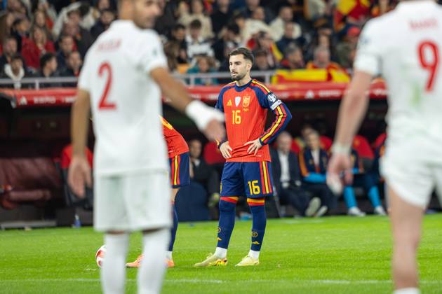 Spain v Turkiye - FIFA World Cup, WM, Weltmeisterschaft, Fussball 2026 Qualifier SEVILLE, SPAIN - NOVEMBER 18: Alex Baena of Spain and Atletico de Madrid looks on during to the FIFA World Cup 2026 qualifier match between Spain and Turkiye at Estadio de La Cartuja on November 18, 2025 in Seville, Spain. (Photos by Gabriel Colchero Photo Players Images Magara Press) Sevilla Estadio de la Cartuja Sevilla Spain Copyright: xGabrielxColcherox