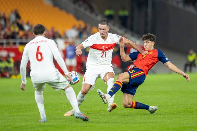 Spain v Turkiye - FIFA World Cup, WM, Weltmeisterschaft, Fussball 2026 Qualifier SEVILLE, SPAIN - NOVEMBER 18: Pau Cubarsi Paredes of Spain and FC Barcelona, Barca competes for the ball with Deniz Gul of Turkye during to the FIFA World Cup 2026 qualifier match between Spain and Turkiye at Estadio de La Cartuja on November 18, 2025 in Seville, Spain. (Photos by Gabriel Colchero Photo Players Images Magara Press) Sevilla Estadio de la Cartuja Sevilla Spain Copyright: xGabrielxColcherox