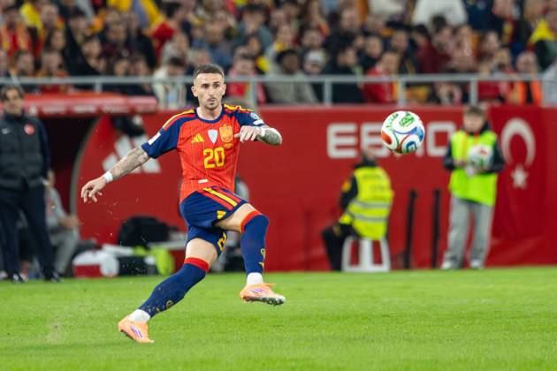 Spain v Turkiye - FIFA World Cup, WM, Weltmeisterschaft, Fussball 2026 Qualifier SEVILLE, SPAIN - NOVEMBER 18: Aleix Garcia Serrano of Spain and Bayer Leverkusen passes the ball during to the FIFA World Cup 2026 qualifier match between Spain and Turkiye at Estadio de La Cartuja on November 18, 2025 in Seville, Spain. (Photos by Gabriel Colchero Photo Players Images Magara Press) Sevilla Estadio de la Cartuja Sevilla Spain Copyright: xGabrielxColcherox