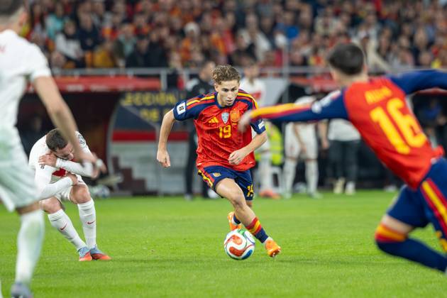 Spain v Turkiye - FIFA World Cup, WM, Weltmeisterschaft, Fussball 2026 Qualifier SEVILLE, SPAIN - NOVEMBER 18: Fermin Lopez Marin of Spain and FC Barcelona, Barca runs with the ball during to the FIFA World Cup 2026 qualifier match between Spain and Turkiye at Estadio de La Cartuja on November 18, 2025 in Seville, Spain. (Photos by Gabriel Colchero Photo Players Images Magara Press) Sevilla Estadio de la Cartuja Sevilla Spain Copyright: xGabrielxColcherox