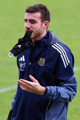 20.11.2025, xrekx, Fussball 3.Liga, 1. FC Saarbrücken - Training v.l. Kaan Caliskaner (1.FC Saarbruecken) verletzt, Verletzung, Schmerz, Schmerzen, injured, injury, pain, pains Training abgebrochen (DFL DFB REGULATIONS PROHIBIT ANY USE OF PHOTOGRAPHS as IMAGE SEQUENCES and or QUASI-VIDEO) Saarbrücken