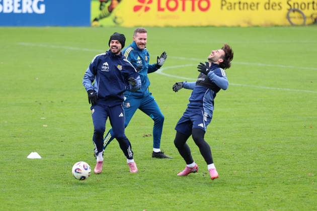 20.11.2025, xrekx, Fussball 3.Liga, 1. FC Saarbrücken - Training v.l. Kasim Rabihic (1.FC Saarbruecken) Yannic Thiel Co-Trainer (1.FC Saarbruecken) Calogero Rizzuto (1.FC Saarbruecken) lacht, laechelt, positiv, zufrieden, laughs, smiles, positive, satisfied (DFL DFB REGULATIONS PROHIBIT ANY USE OF PHOTOGRAPHS as IMAGE SEQUENCES and or QUASI-VIDEO) Saarbrücken