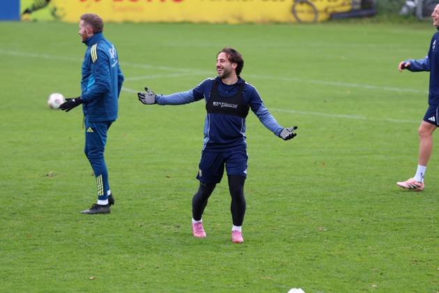 20.11.2025, xrekx, Fussball 3.Liga, 1. FC Saarbrücken - Training v.l. Calogero Rizzuto (1.FC Saarbruecken) lacht, laechelt, positiv, zufrieden, laughs, smiles, positive, satisfied (DFL DFB REGULATIONS PROHIBIT ANY USE OF PHOTOGRAPHS as IMAGE SEQUENCES and or QUASI-VIDEO) Saarbrücken