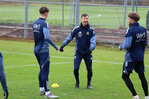 20.11.2025, xrekx, Fussball 3.Liga, 1. FC Saarbrücken - Training v.l. Till Schumacher (1.FC Saarbruecken) lacht, laechelt, positiv, zufrieden, laughs, smiles, positive, satisfied (DFL DFB REGULATIONS PROHIBIT ANY USE OF PHOTOGRAPHS as IMAGE SEQUENCES and or QUASI-VIDEO) Saarbrücken