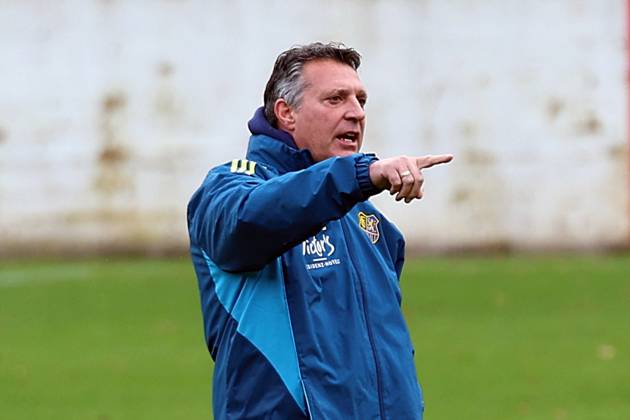 20.11.2025, xrekx, Fussball 3.Liga, 1. FC Saarbrücken - Training v.l. Alois Schwartz Trainer (1.FC Saarbruecken) gibt Anweisungen, gestikuliert, mit den Armen gestikulieren gives instructions, gesticulate (DFL DFB REGULATIONS PROHIBIT ANY USE OF PHOTOGRAPHS as IMAGE SEQUENCES and or QUASI-VIDEO) Saarbrücken