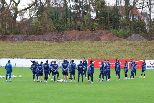 20.11.2025, xrekx, Fussball 3.Liga, 1. FC Saarbrücken - Training v.l. Alois Schwartz Trainer (1.FC Saarbruecken) Mannschaft (DFL DFB REGULATIONS PROHIBIT ANY USE OF PHOTOGRAPHS as IMAGE SEQUENCES and or QUASI-VIDEO) Saarbrücken