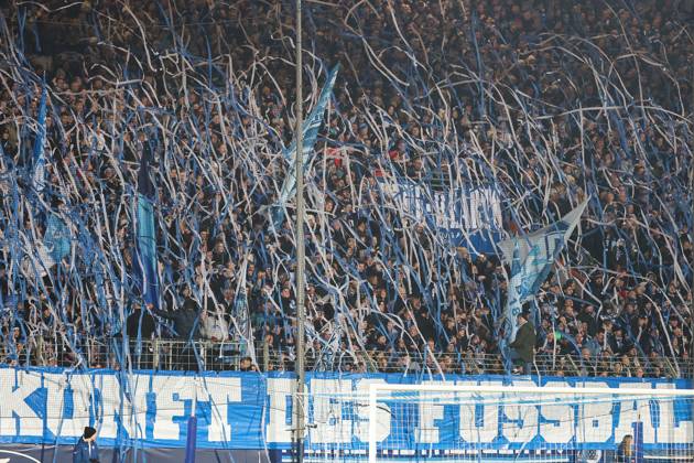 2. Bundesliga - VfL Bochum - SG Dynamo Dresden am 21.11.2025 im Vonovia Ruhrstadion in Bochum Die VfL Bochum Fans in der Ostkurve mit Wurfrollen