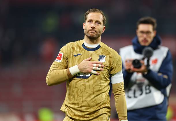 21.11.2025, Fussball Bundesliga, 1. FSV Mainz 05 - TSG 1899 Hoffenheim, emonline, emspor, v.l., Torwart Oliver Baumann (TSG 1899 Hoffenheim) wird von den Fans nach seinem 500. Pflichtspiel gefeiert DFL DFB REGULATIONS PROHIBIT ANY USE OF PHOTOGRAPHS AS IMAGE SEQUENCES AND OR QUASI-VIDEO. xdcx Copyright: HMBxMedia Claus