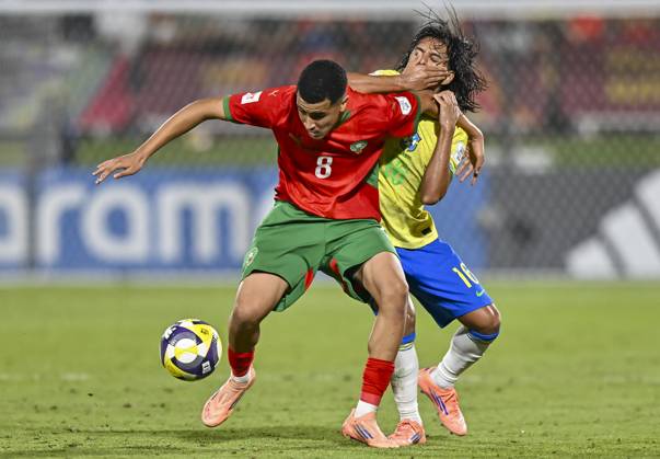 Morocco v Brazil : Quarter-final- FIFA U-17 World Cup Qatar 2025 Arthur Ryan (L) of Brazil and Abdellah Ouazane of Morocco in action during the FIFA U-17 World Cup Qatar 2025 Quarter-final match between Morocco and Brazil in Doha, Qatar, on November 21, 2025. DOHA Qatar Copyright: xNOUSHADxTHEKKAYILx