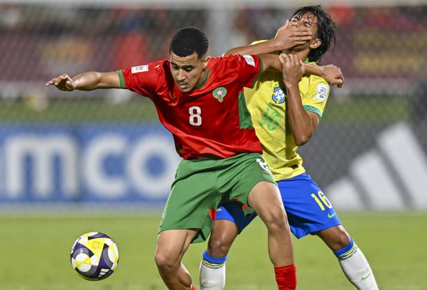 Morocco v Brazil : Quarter-final- FIFA U-17 World Cup Qatar 2025 Arthur Ryan (L) of Brazil and Abdellah Ouazane of Morocco in action during the FIFA U-17 World Cup Qatar 2025 Quarter-final match between Morocco and Brazil in Doha, Qatar, on November 21, 2025. DOHA Qatar Copyright: xNOUSHADxTHEKKAYILx