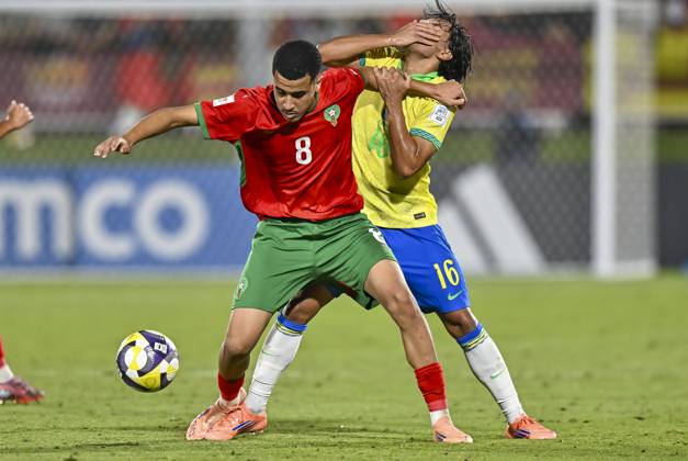 Morocco v Brazil : Quarter-final- FIFA U-17 World Cup Qatar 2025 Arthur Ryan (L) of Brazil and Abdellah Ouazane of Morocco in action during the FIFA U-17 World Cup Qatar 2025 Quarter-final match between Morocco and Brazil in Doha, Qatar, on November 21, 2025. DOHA Qatar Copyright: xNOUSHADxTHEKKAYILx