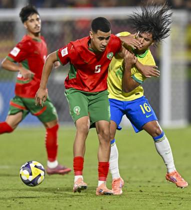 Morocco v Brazil : Quarter-final- FIFA U-17 World Cup Qatar 2025 Arthur Ryan (L) of Brazil and Abdellah Ouazane of Morocco in action during the FIFA U-17 World Cup Qatar 2025 Quarter-final match between Morocco and Brazil in Doha, Qatar, on November 21, 2025. DOHA Qatar Copyright: xNOUSHADxTHEKKAYILx