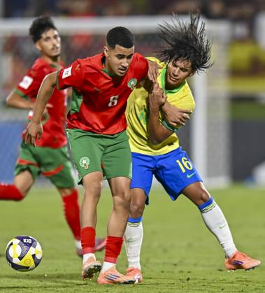 Morocco v Brazil : Quarter-final- FIFA U-17 World Cup Qatar 2025 Arthur Ryan (L) of Brazil and Abdellah Ouazane of Morocco in action during the FIFA U-17 World Cup Qatar 2025 Quarter-final match between Morocco and Brazil in Doha, Qatar, on November 21, 2025. DOHA Qatar Copyright: xNOUSHADxTHEKKAYILx