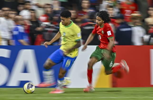Morocco v Brazil : Quarter-final- FIFA U-17 World Cup Qatar 2025 Luis Pacheco (L) of Brazil and Abdellah Ouazane of Morocco in action during the FIFA U-17 World Cup Qatar 2025 Quarter-final match between Morocco and Brazil in Doha, Qatar, on November 21, 2025. DOHA Qatar Copyright: xNOUSHADxTHEKKAYILx