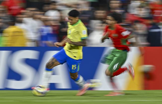 Morocco v Brazil : Quarter-final- FIFA U-17 World Cup Qatar 2025 Luis Pacheco (L) of Brazil and Abdellah Ouazane of Morocco in action during the FIFA U-17 World Cup Qatar 2025 Quarter-final match between Morocco and Brazil in Doha, Qatar, on November 21, 2025. DOHA Qatar Copyright: xNOUSHADxTHEKKAYILx