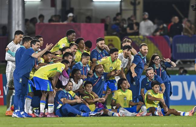 Morocco v Brazil : Quarter-final- FIFA U-17 World Cup Qatar 2025 Players of Brazil celebrate after winning the FIFA U-17 World Cup Qatar 2025 Quarter-final match between Morocco and Brazil in Doha, Qatar, on November 21, 2025. DOHA Qatar Copyright: xNOUSHADxTHEKKAYILx