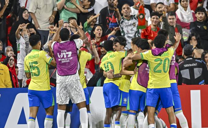 Morocco v Brazil : Quarter-final- FIFA U-17 World Cup Qatar 2025 Players of Brazil celebrate after scoring the team s second goal during the FIFA U-17 World Cup Qatar 2025 Quarter-final match between Morocco and Brazil in Doha, Qatar, on November 21, 2025. DOHA Qatar Copyright: xNOUSHADxTHEKKAYILx