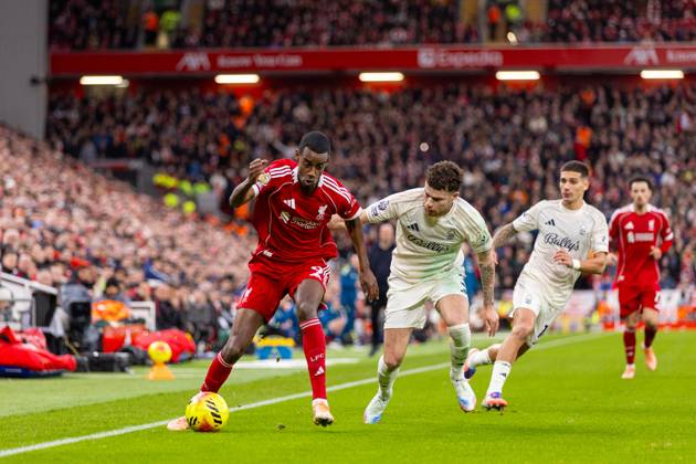 Football - FA Premier League - Liverpool FC v Nottingham Forest FC LIVERPOOL, ENGLAND - Saturday, November 22, 2025: Liverpool s Alexander Isak and Nottingham Forest s Neco Williams (R) during the FA Premier League match between Liverpool FC and Nottingham Forest FC at Anfield. (Photo by David Rawcliffe Propaganda) LIVERPOOL Anfield MERSEYSIDE ENGLAND Copyright: xDavidxRawcliffex P2025-11-22-Liverpool_Nottingham_Forest-42
