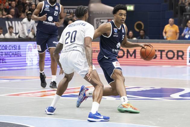 EasyCredit Basketball Bundesliga - 2025 2026 - Syntainics MBC vs.MLP Academics Heidelberg Halle Saale, Deutschland 22.November 2025: Im Bild:v.li.Michael Weathers (Heidelberg) und Foster Marcus (Weissenfels) Weissenfels Stadthalle Weissenfels Sachsen-Anhalt Deutschland