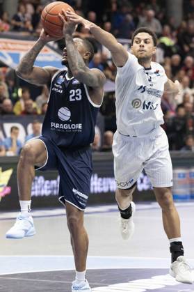 EasyCredit Basketball Bundesliga - 2025 2026 - Syntainics MBC vs.MLP Academics Heidelberg Halle Saale, Deutschland 22.November 2025: Im Bild:v.li.Callison Charles (Weissenfels) und Kevin McClain (Heidelberg) Weissenfels Stadthalle Weissenfels Sachsen-Anhalt Deutschland