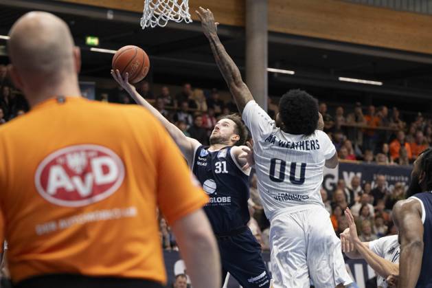 EasyCredit Basketball Bundesliga - 2025 2026 - Syntainics MBC vs.MLP Academics Heidelberg Halle Saale, Deutschland 22.November 2025: Im Bild:v. li. im Zweikampf Callison Charles (Weissenfels) und Marcus Weathers (Heidelberg) Weissenfels Stadthalle Weissenfels Sachsen-Anhalt Deutschland