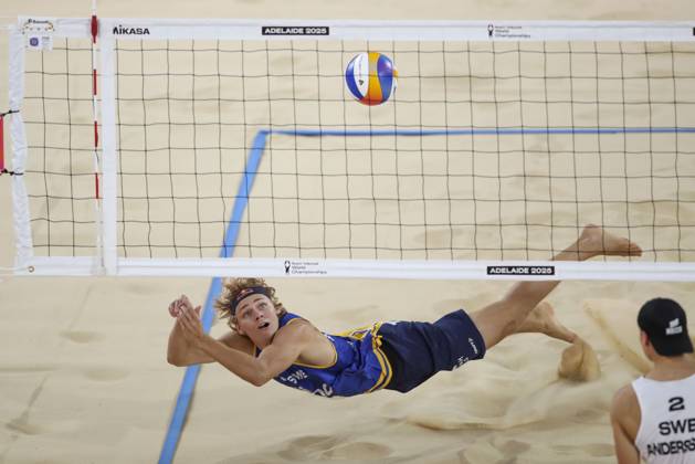 Beach volleyball, Beachvolleyball World Championship, WM, Weltmeisterschaft David Ahman (SWE) v Jacob Hölting Nilsson and Elmer Andersson (SWE) during the Men™s Final match of the Beach Volleyball World Championships at The Drive in Adelaide, Sunday, November 23, 2025. ( NO ARCHIVING, EDITORIAL USE ONLY ADELAIDE SOUTH AUSTRALIA AUSTRALIA  Copyright: xMATTxTURNERx 20251123166453525362