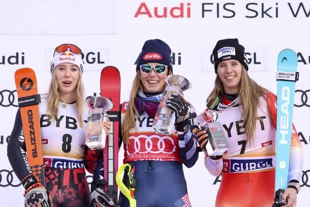 ALPINE SKIING - FIS WC Gurgl GURGL,AUSTRIA,23.NOV.25 - ALPINE SKIING - FIS World Cup, slalom, ladies. Image shows the rejoicing of Lara Colturi (ALB), Mikaela Shiffrin (USA) and Camille Rast (SUI). Keywords: trophy.  GEPAxpictures xMathiasxMandl