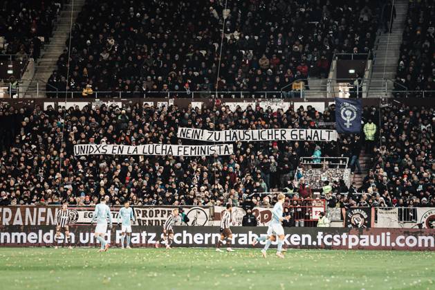 Fußball Männer Saison 2025 2026 Fußball-Bundesliga 11. Spieltag FC St. Pauli vs. 1. FC Union Berlin 23.11.2025 Transparent der St. Pauli Fans Nein! Zu Häuslicher Gewalt Unidxs En La Lucha Feminista Hamburg Millerntor-Stadion Hamburg Deutschland