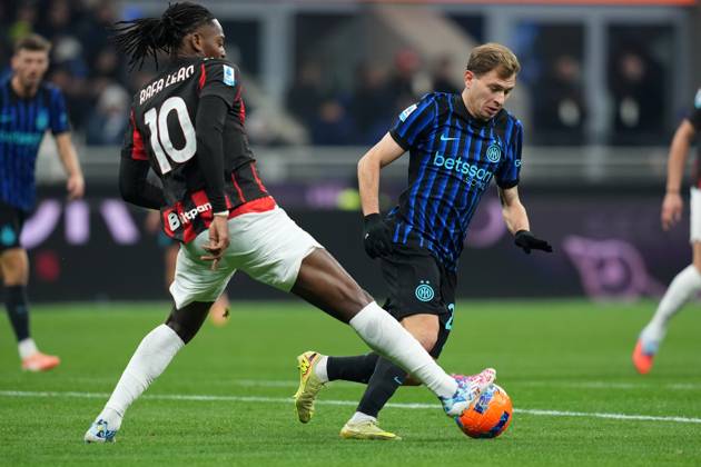 Inter Milan™s Nicolo Barella fights for the ball AC Milan™s Rafael Leao during the Serie A soccer match between Inter and Milan at the San Siro Stadium in Milan , north Italy - Sunday , November 23 , 2025. - Soccer . Copyright: xSpada LaPressex